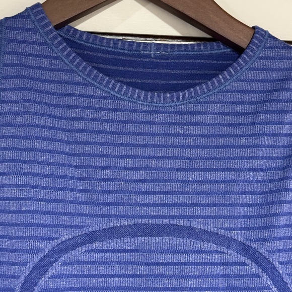 Lululemon athlethia Racerback Tank in periwinkle size 6 Swiftly Tech Striped - Picture 3 of 6
